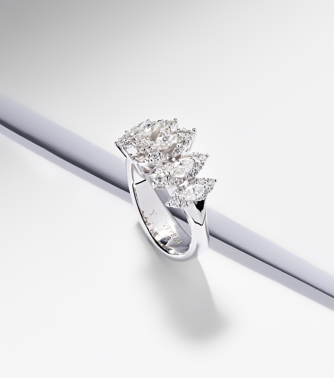 Anello Y-Not in oro bianco 18kt con diamanti | Yeprem