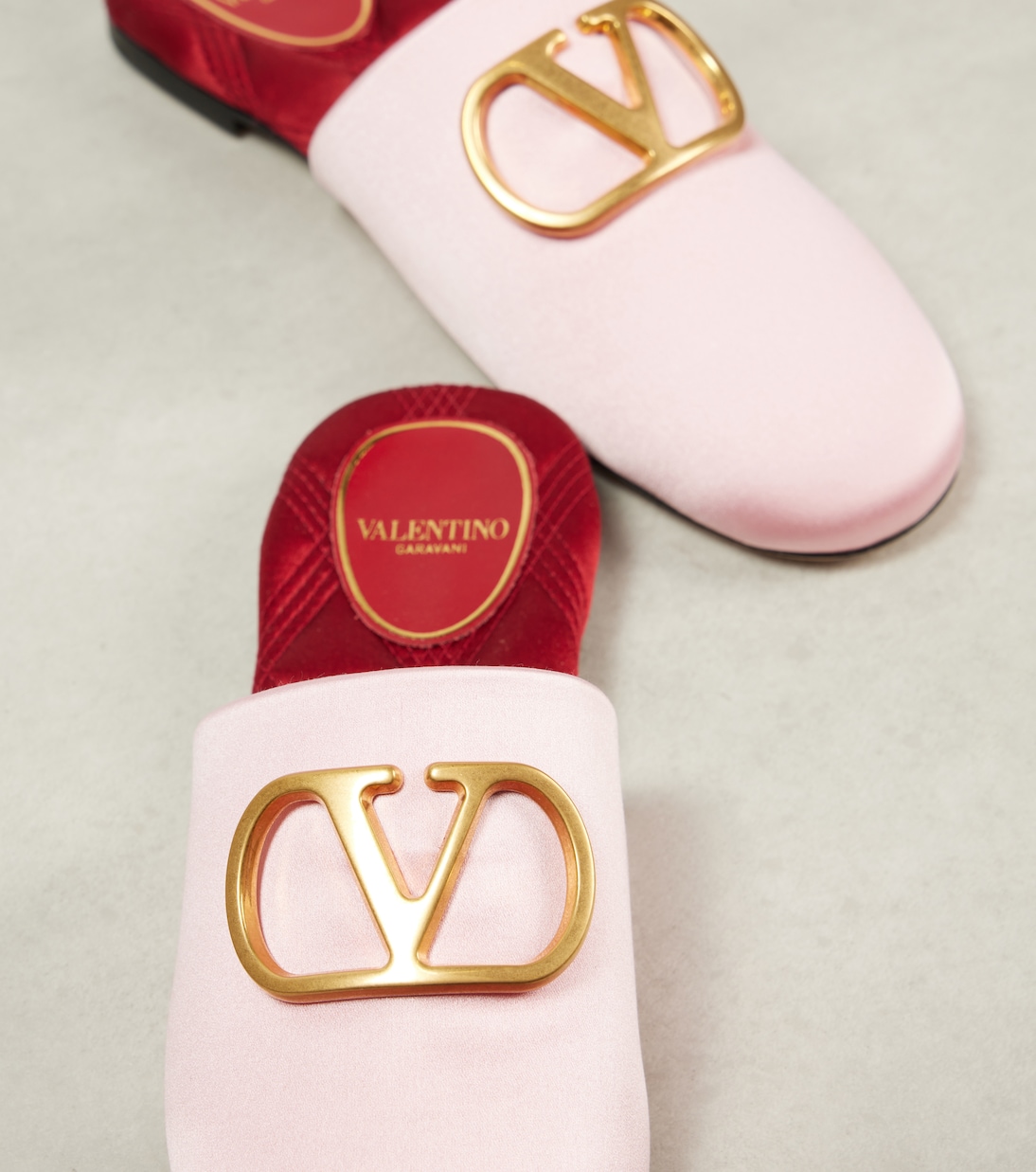Scarpe comode in raso con logo V di Valentino Garavani, perfette per i giovani