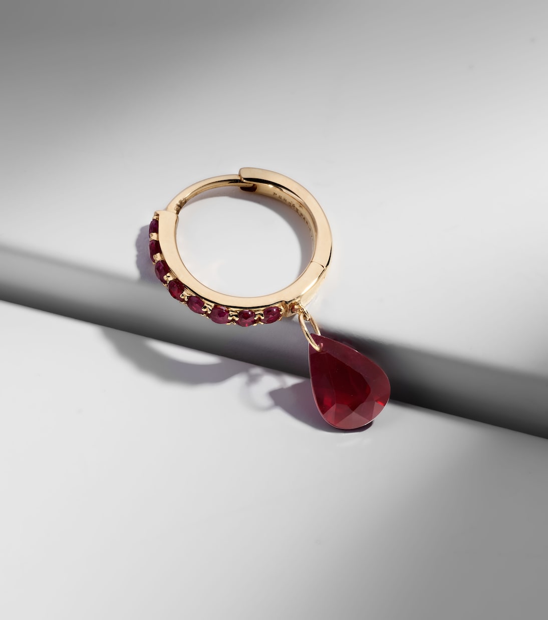 Boucle d’oreille unique Piercing en or 18 ct avec rubis | Persée