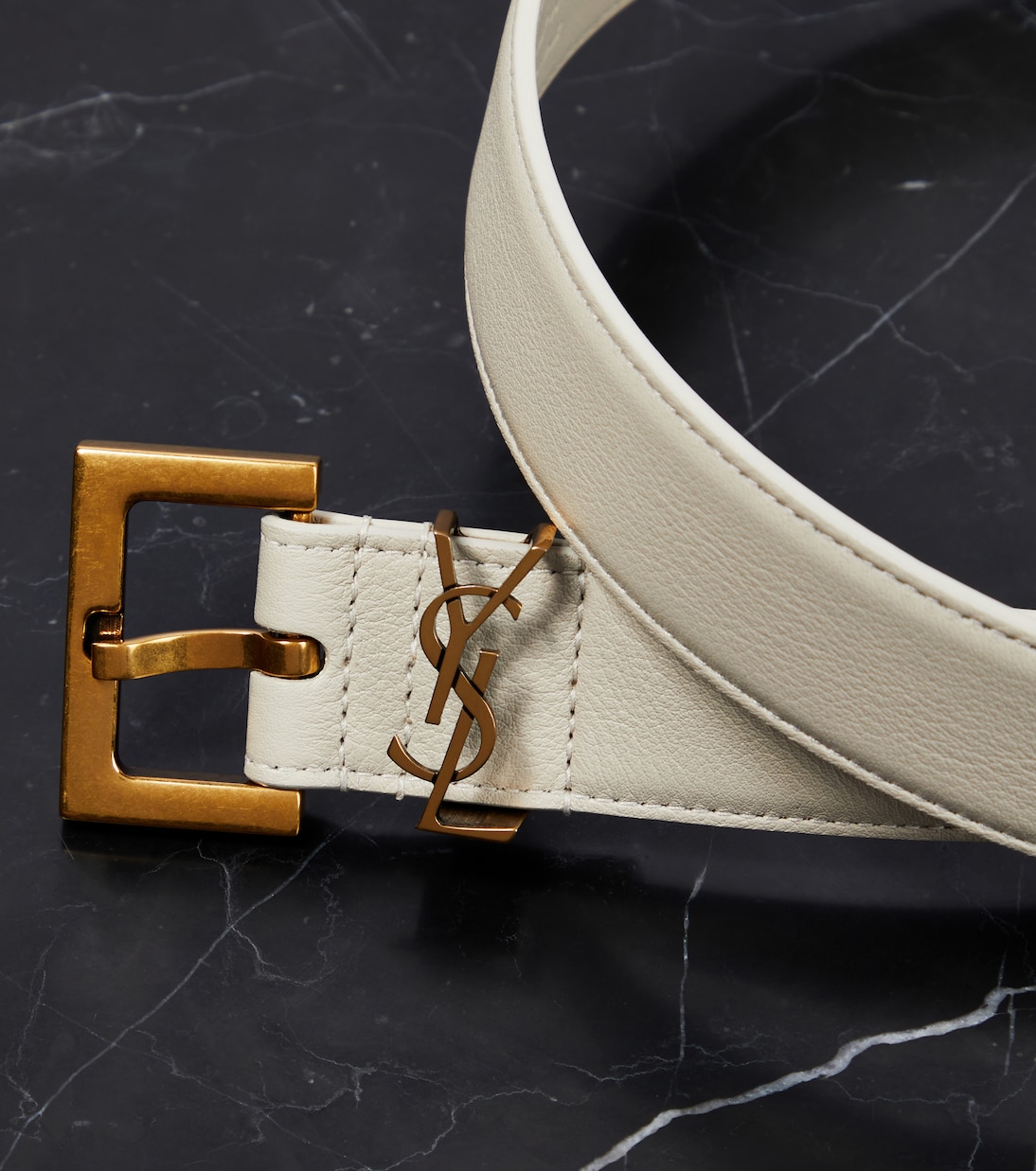 Cintura in pelle Cassandre di SAINT LAURENT per stile giovane e moderno
