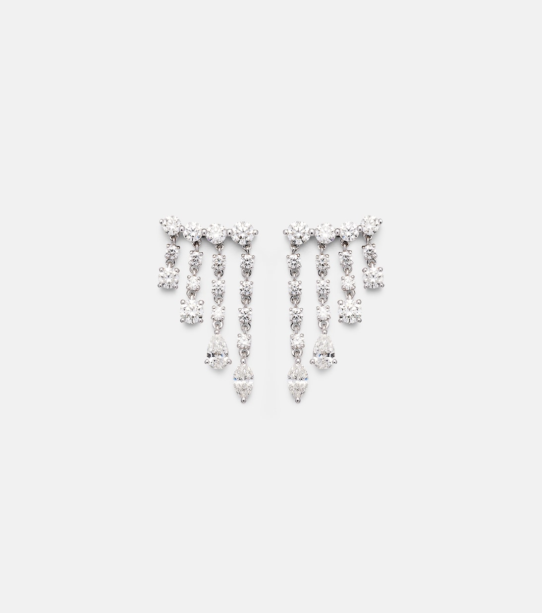 Orecchini pendenti in oro bianco 18kt con diamanti, design moderno e raffinato per giovani trendsetter.