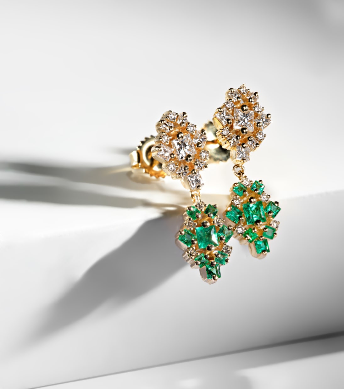 Orecchini pendenti SUZANNE KALAN La Fantaisie in oro 18kt con diamanti e smeraldi per uno stile giovane e raffinato