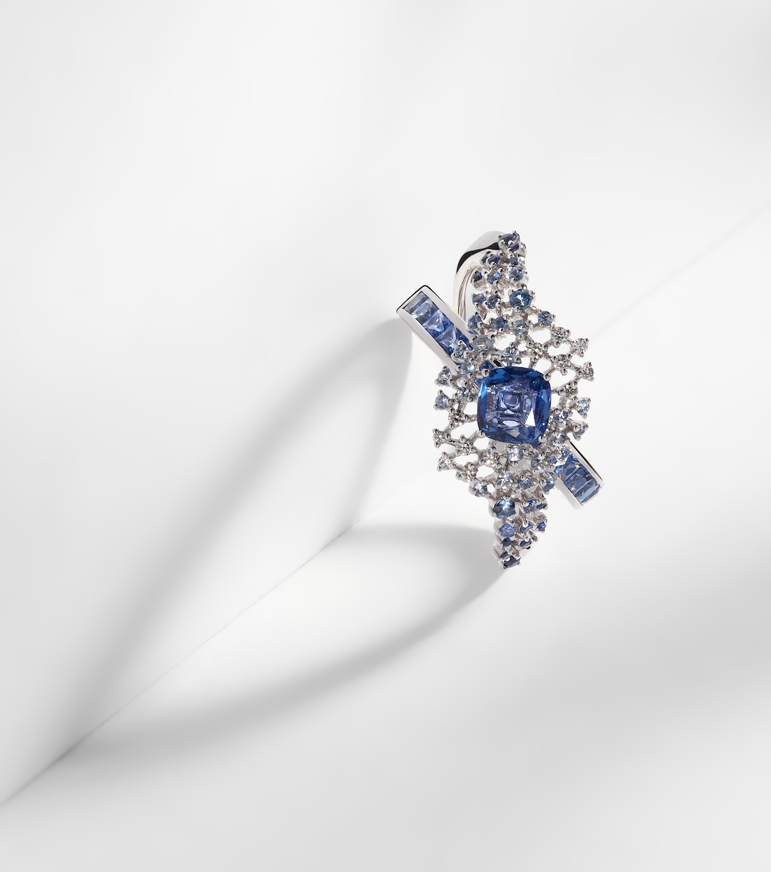 Anello Scatter Orbit in oro bianco 18kt con zaffiri e diamanti | Ananya