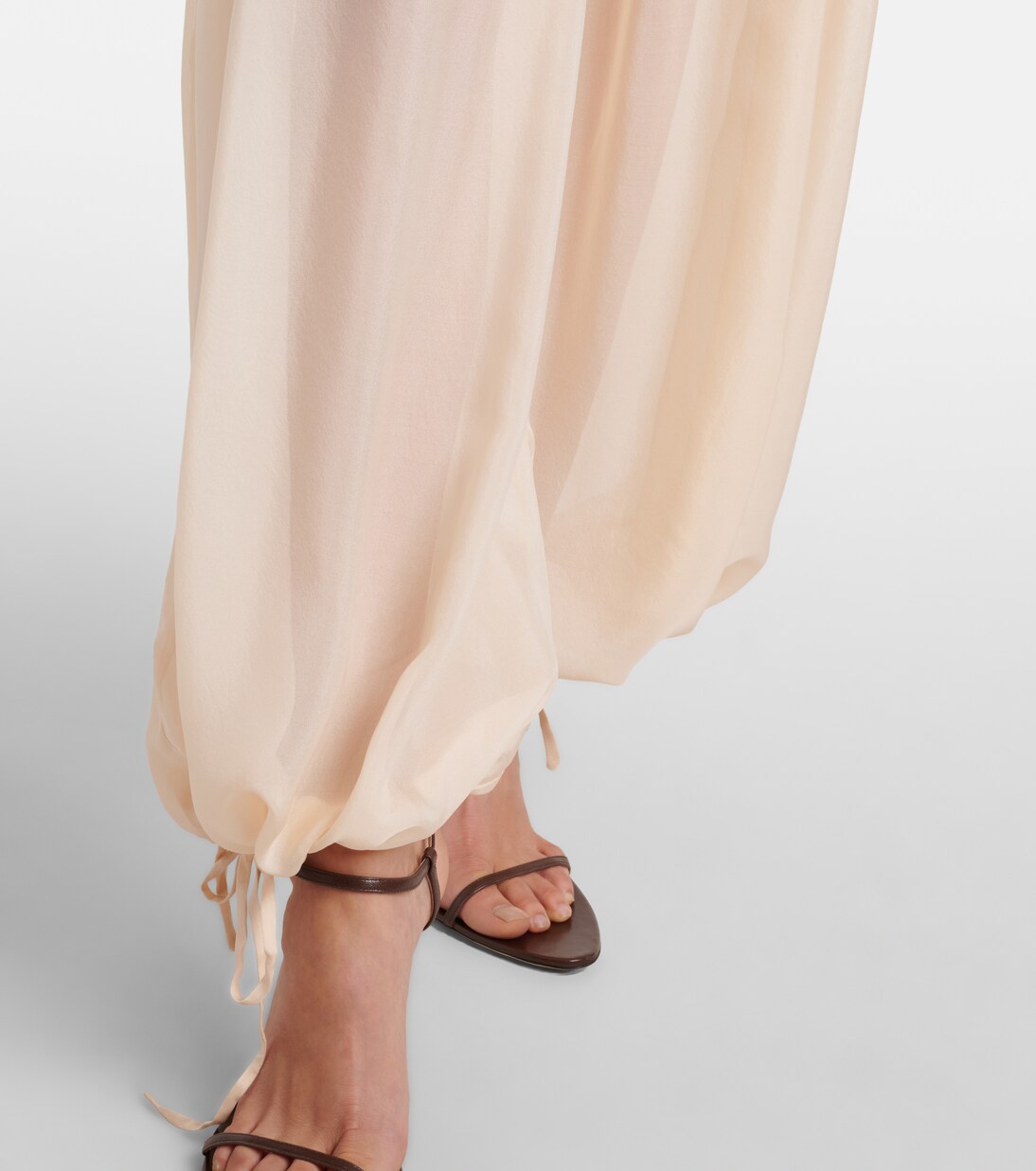 بنطلون بأرجل واسعة وخصر متوسط | Nensi Dojaka