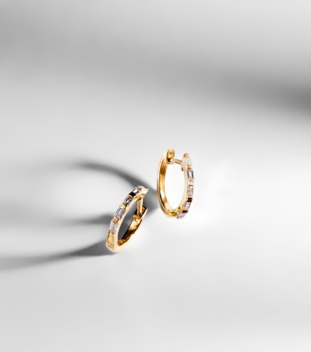 Orecchini a cerchio in oro giallo 18kt con diamanti - Eleganza giovane SHAY JEWELRY