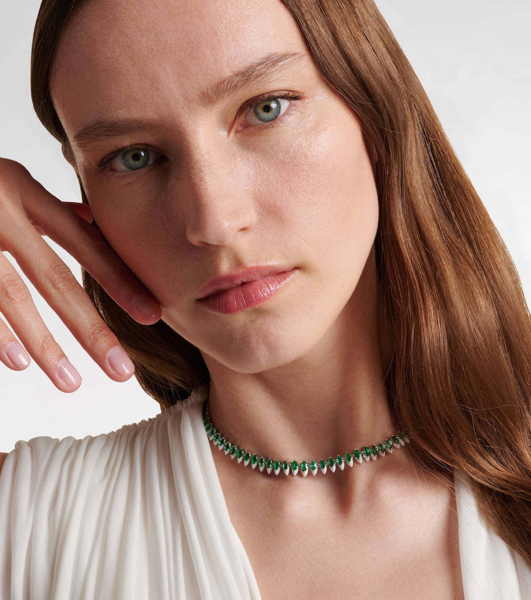 18kt white gold and enamel choker with emeralds | Kamyen
