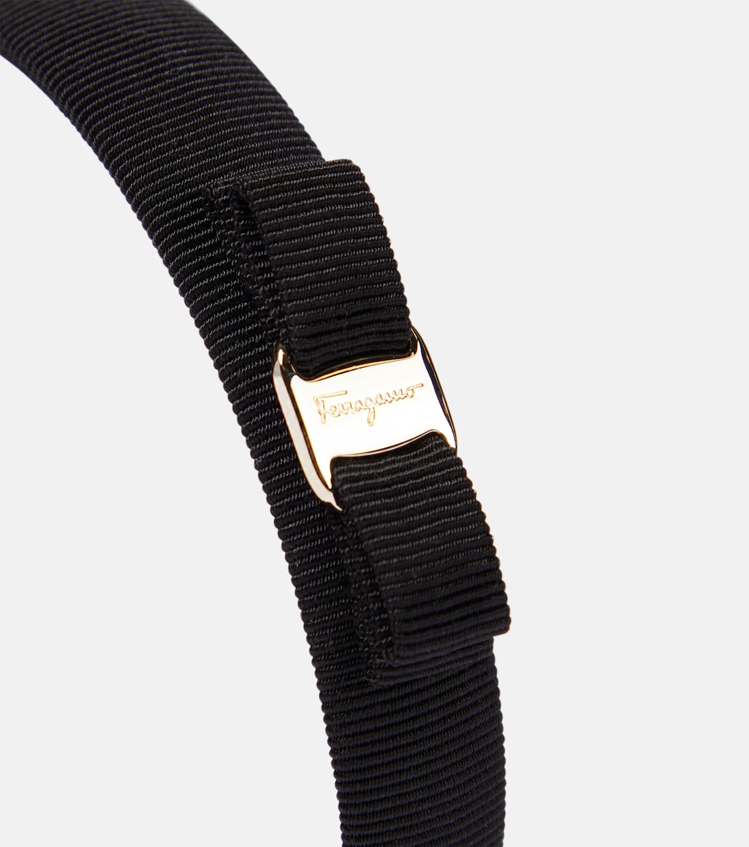 Fascino Italiano: Fascia con Fiocco Vara di Ferragamo per Giovani Stilisti