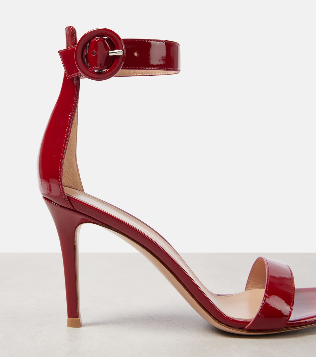 Eleganti sandali in vernice Portofino 85 di Gianvito Rossi per giovani alla moda