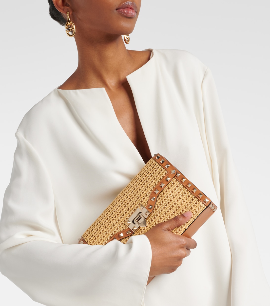 Rockstud Small raffia shoulder bag | Valentino Garavani