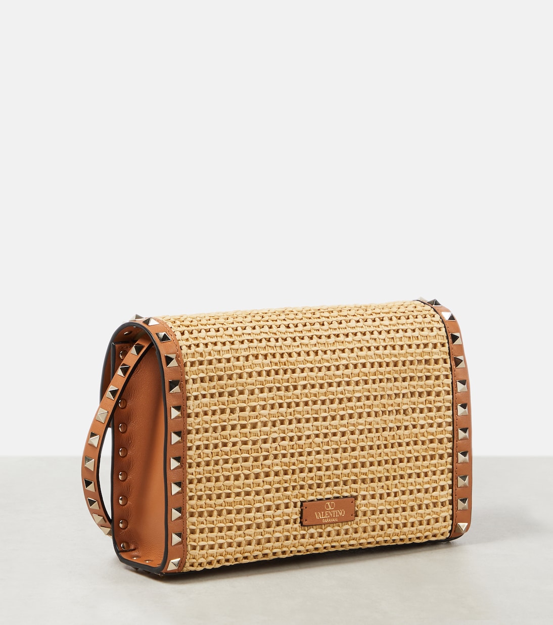Rockstud Small raffia shoulder bag | Valentino Garavani