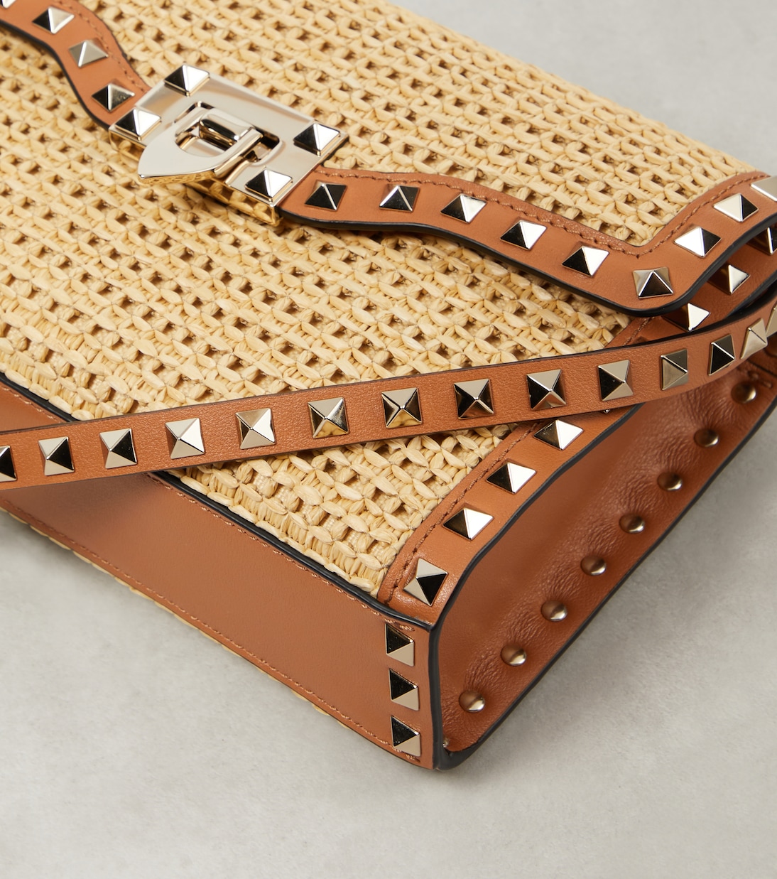 Rockstud Small raffia shoulder bag | Valentino Garavani
