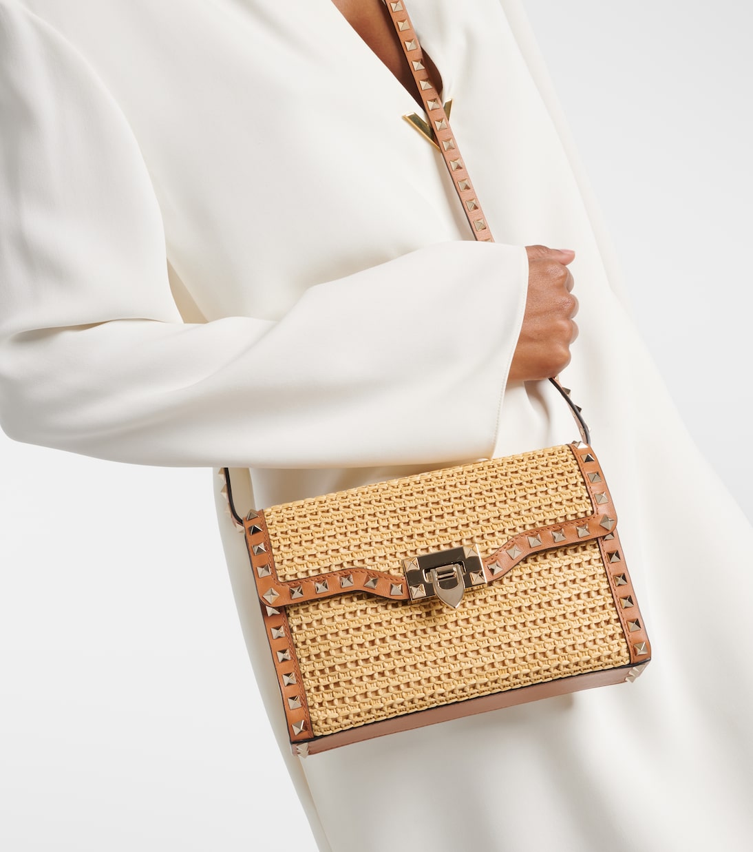 Rockstud Small raffia shoulder bag | Valentino Garavani