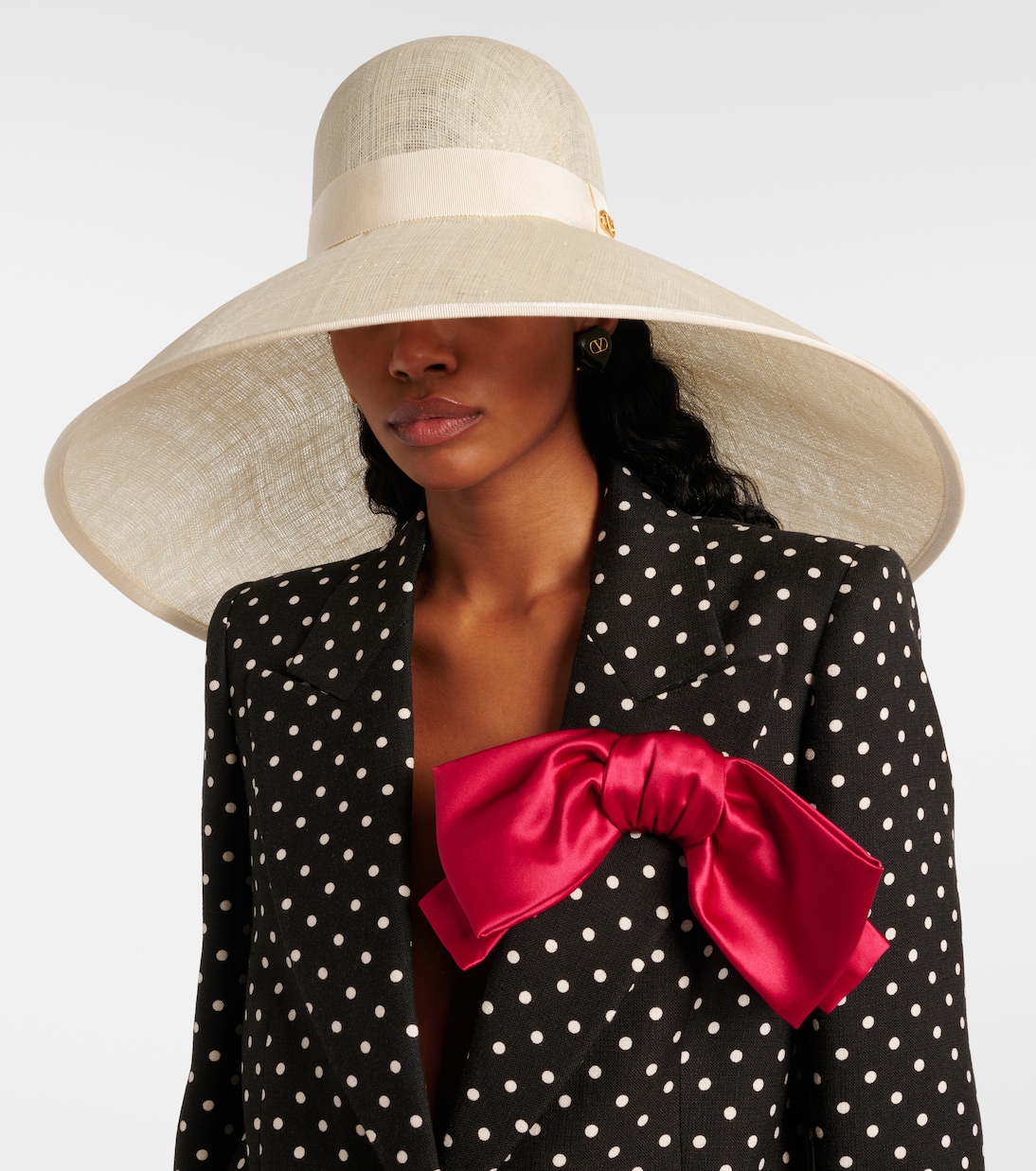Cappello estivo in canapa con logo V di Valentino, stile giovane e trendy