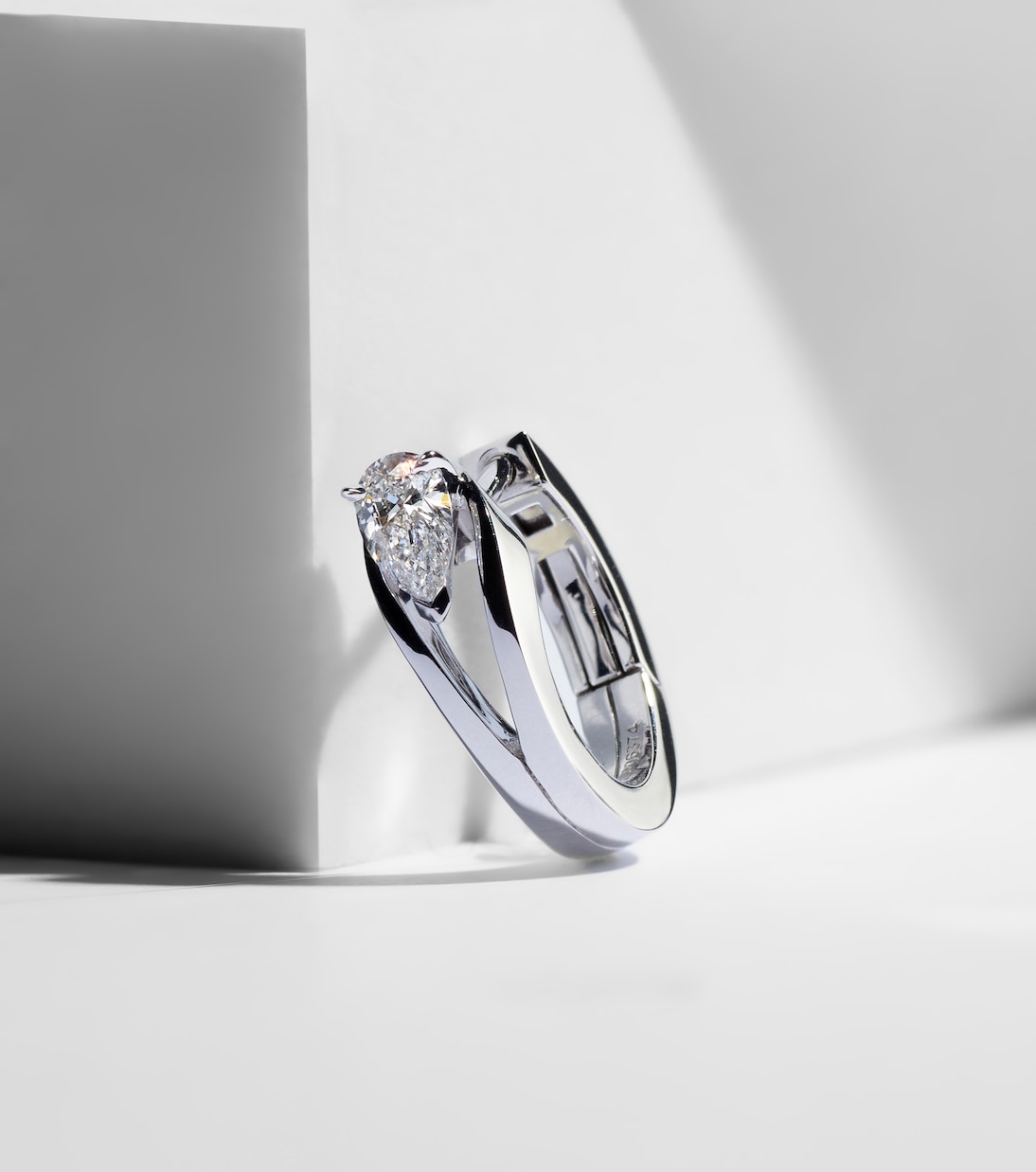 Boucle d'oreille unique Serti Inversé XS en or blanc 18 ct et diamant | Repossi