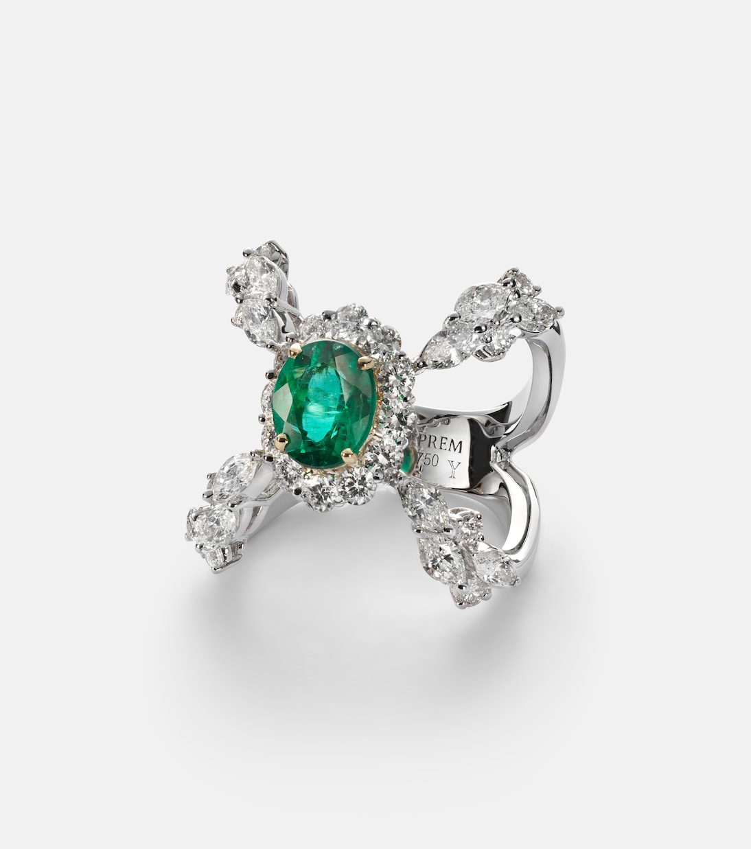 Anello Reign Supreme in oro bianco 18kt con diamanti e smeraldi | Yeprem