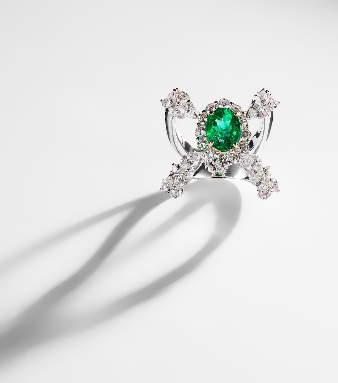 Anello Reign Supreme in oro bianco 18kt con diamanti e smeraldi | Yeprem