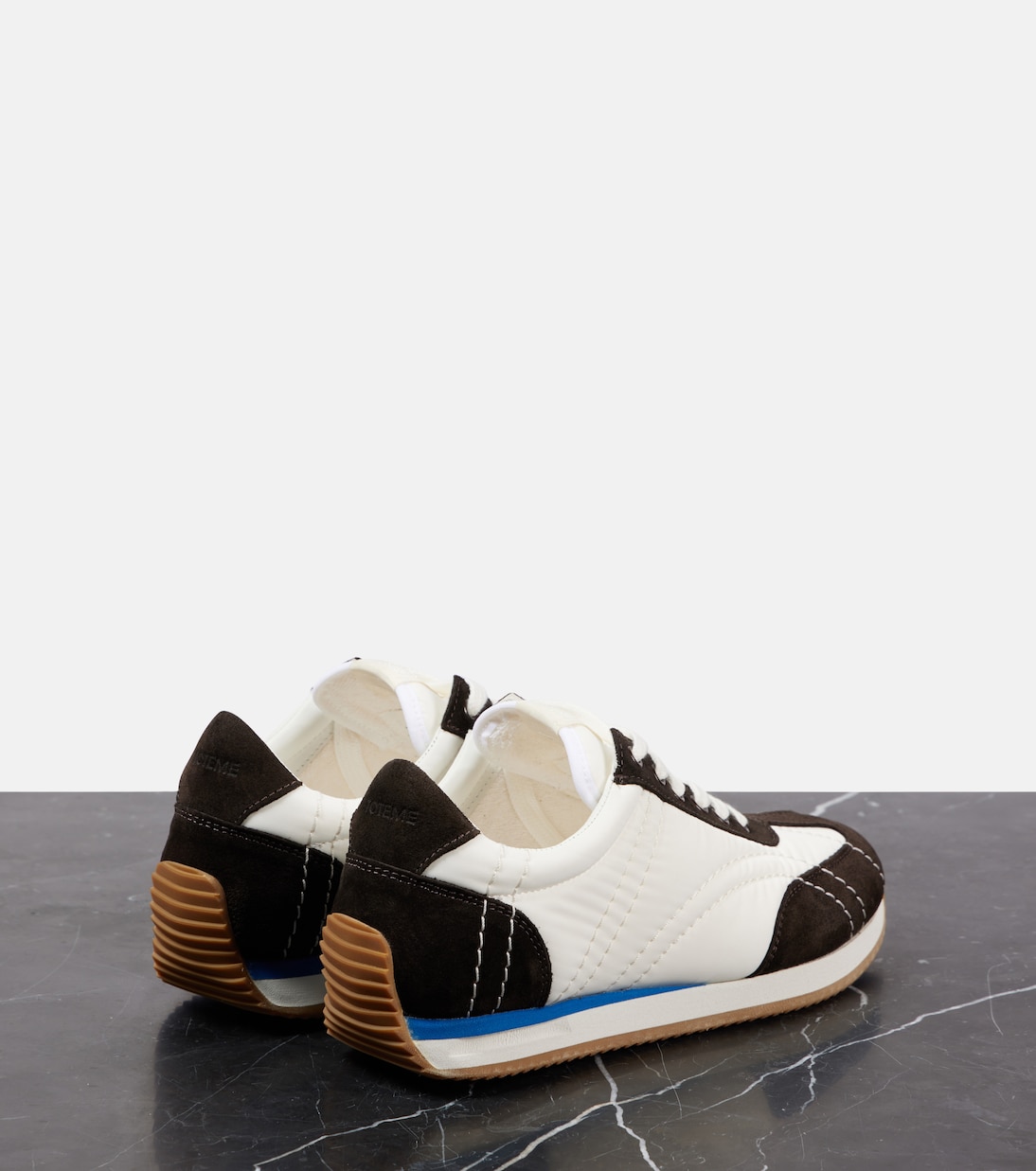 Scarpe da ginnastica TOTEME con dettagli in pelle scamosciata per uno stile giovane e trendy