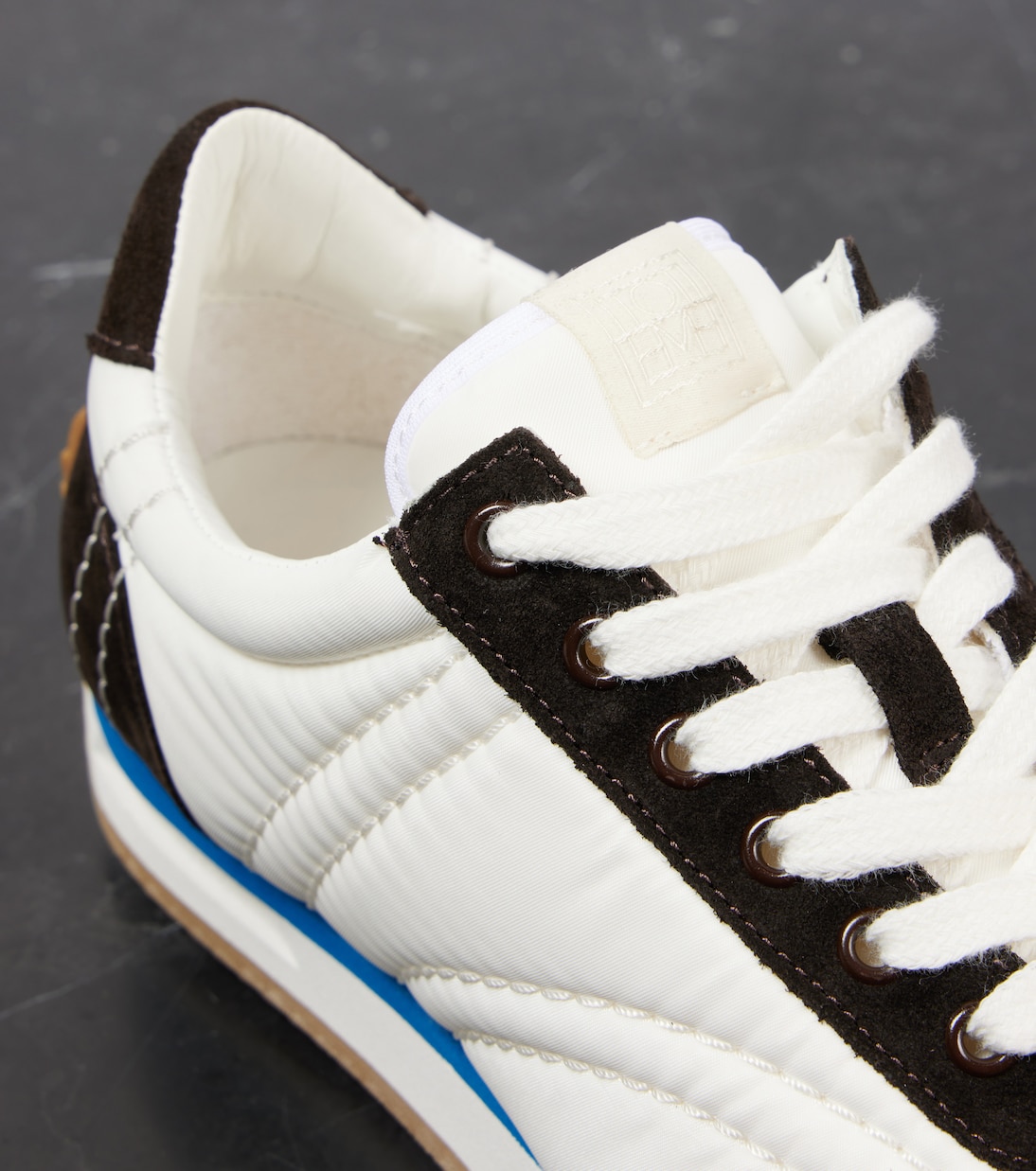 Scarpe da ginnastica TOTEME con dettagli in pelle scamosciata per uno stile giovane e trendy