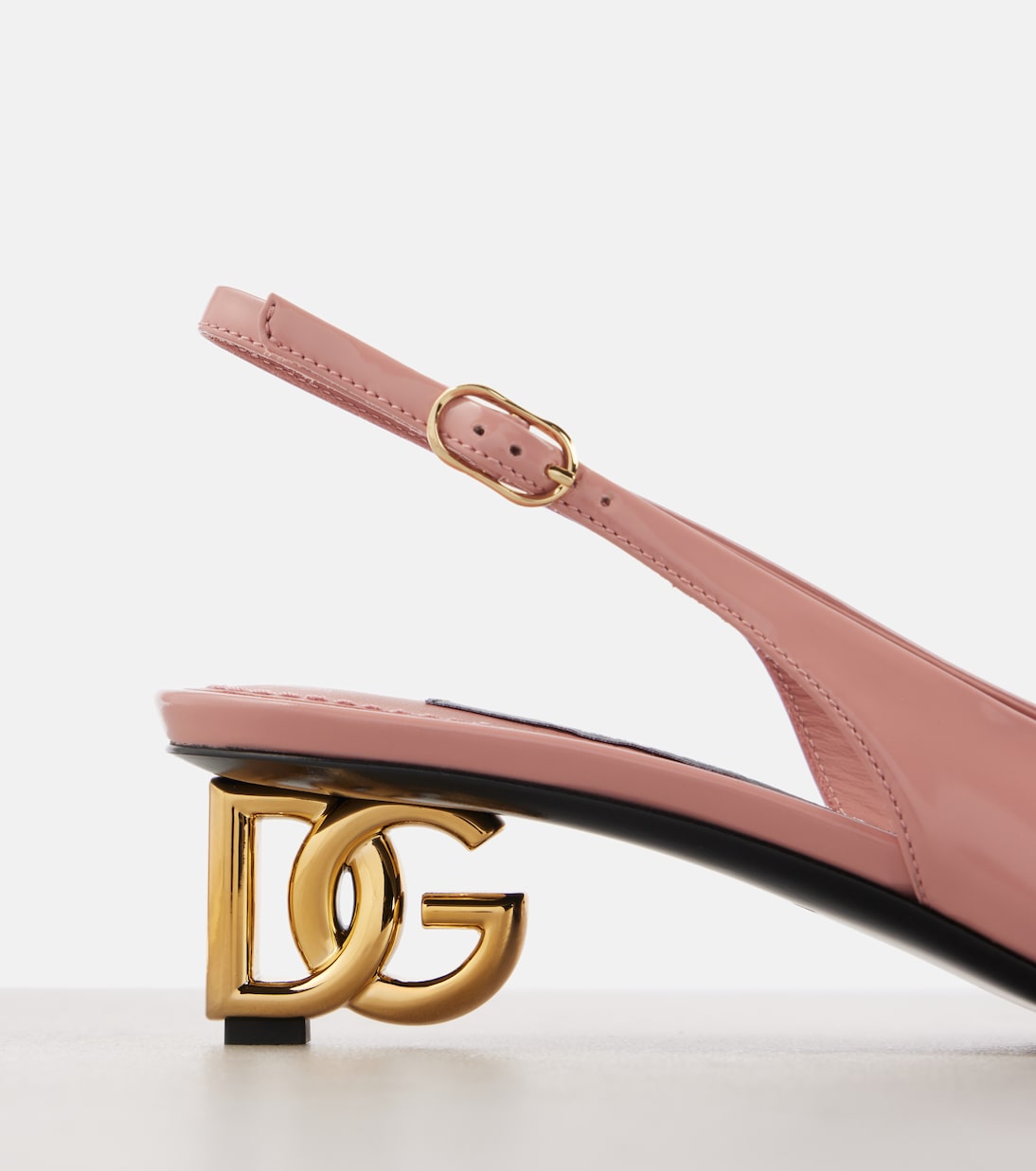 Scarpe con tacco Dolce&Gabbana Jackie 40 in vernice, tacco a spillo e cinturino alla caviglia per uno stile giovane e audace.