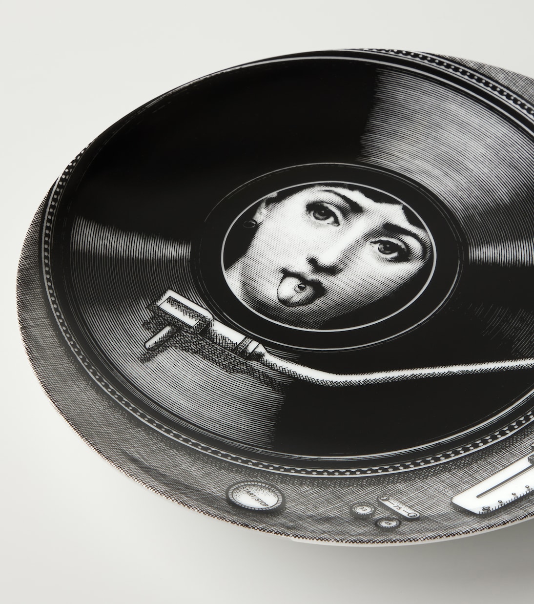 Tema e Variazioni n.370 wall plate | Fornasetti