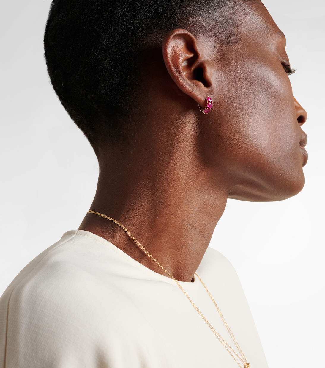 Orecchini a cerchio in oro rosa 18kt con rubini di Ileana Makri, design giovane e chic