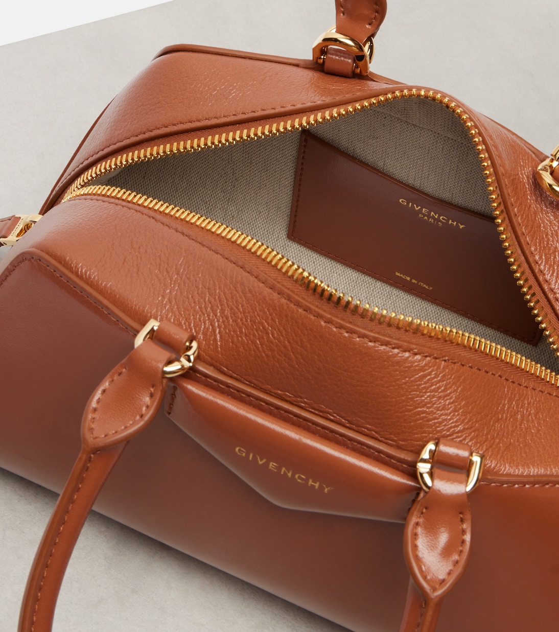 Antigona Small leather shoulder bag | Givenchy