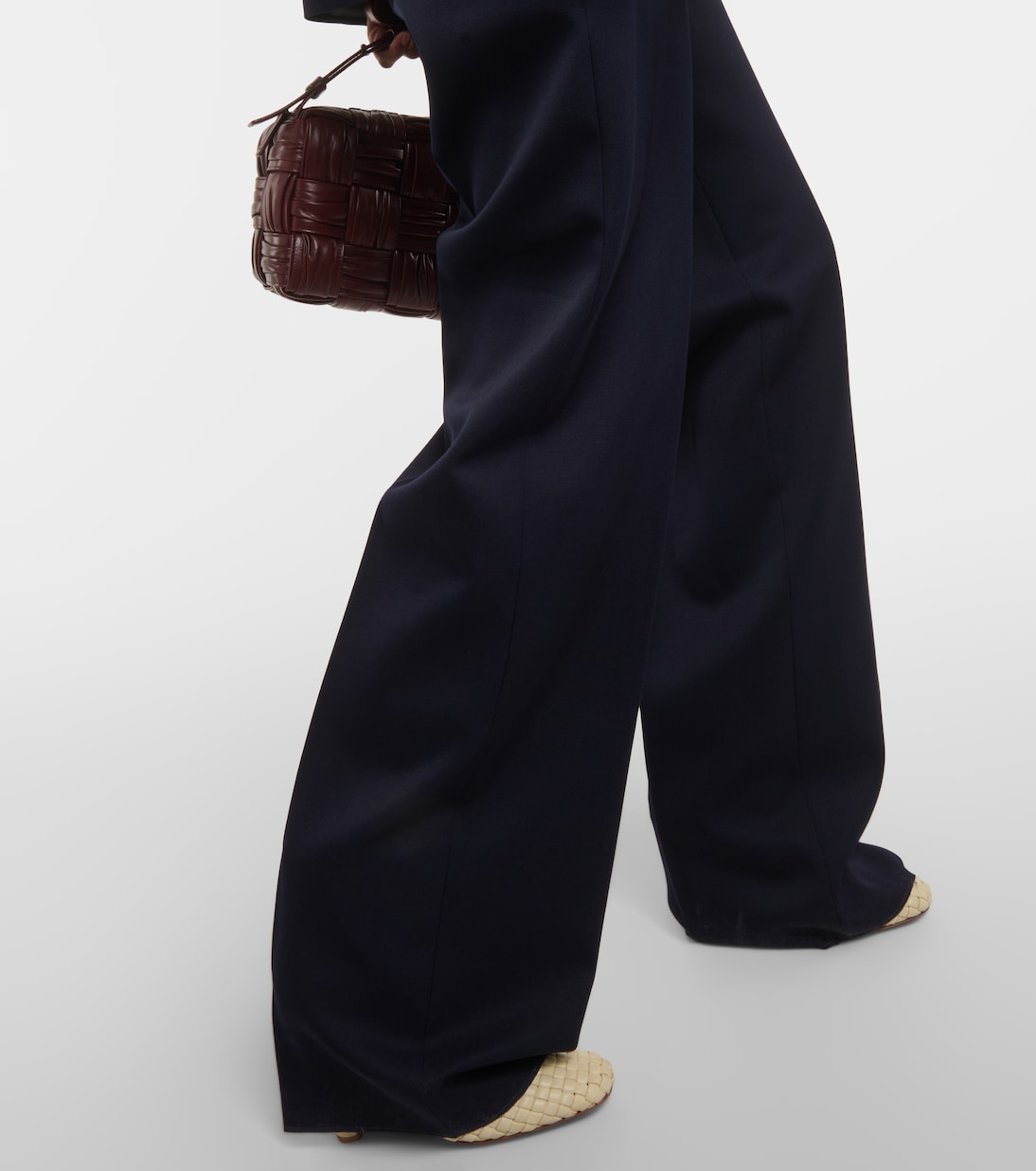 Pantalones juveniles de lana Bottega Veneta, corte amplio y moderno