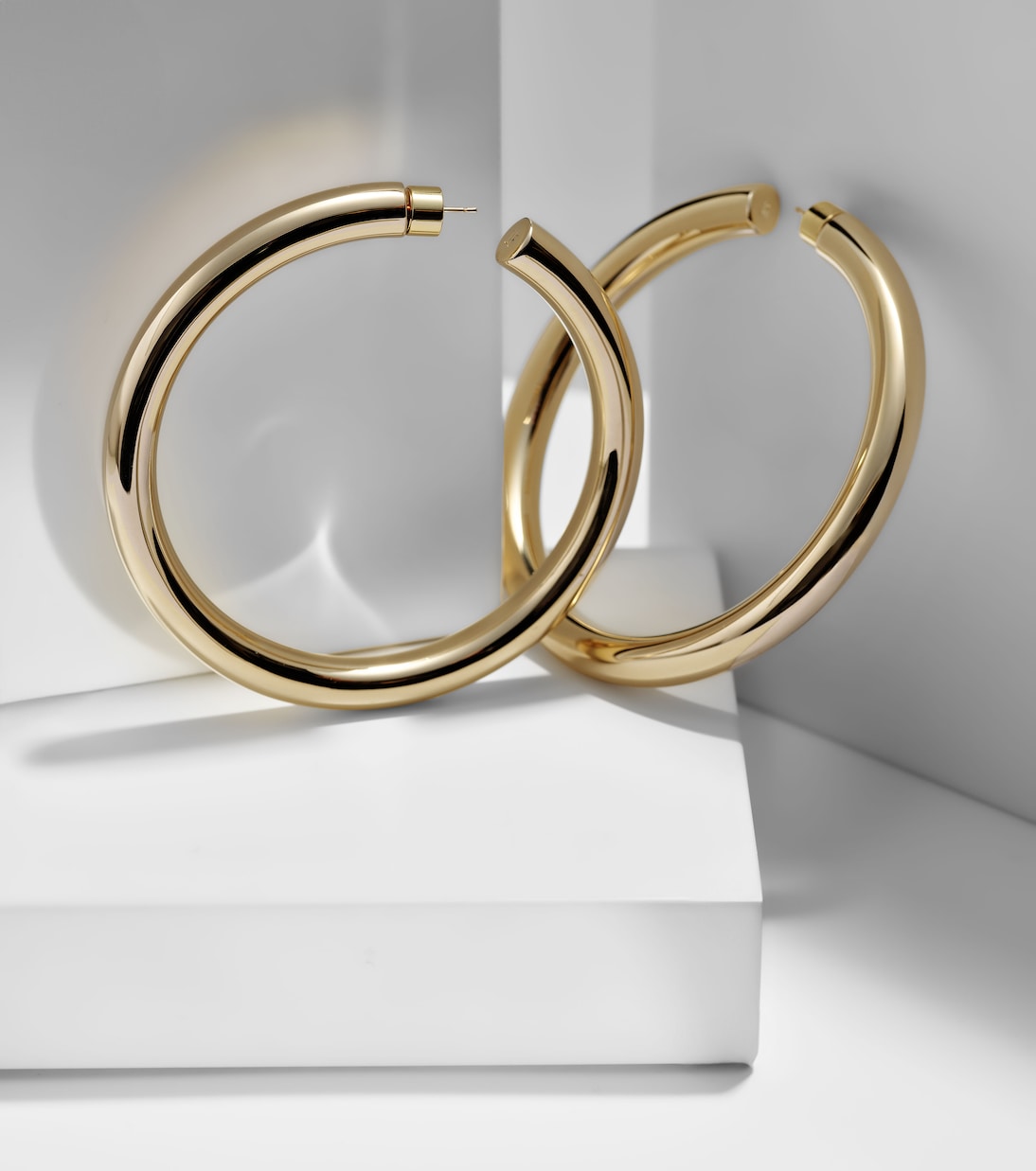 Orecchini a cerchio Jamma placcati oro 10kt di Jennifer Fisher, stile giovane e trendy