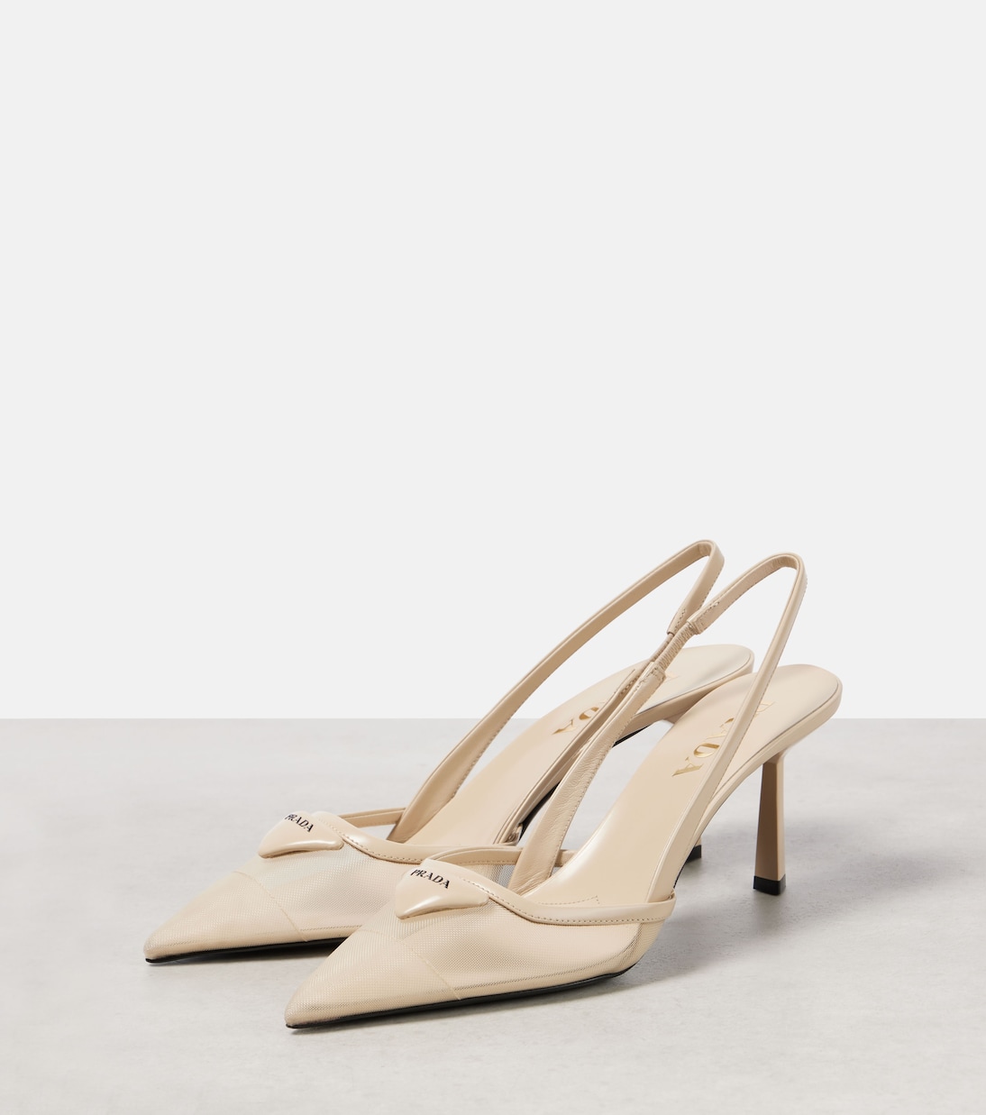 Scarpe con tacco PRADA in rete con dettagli in pelle, ideali per uno stile giovane e moderno.