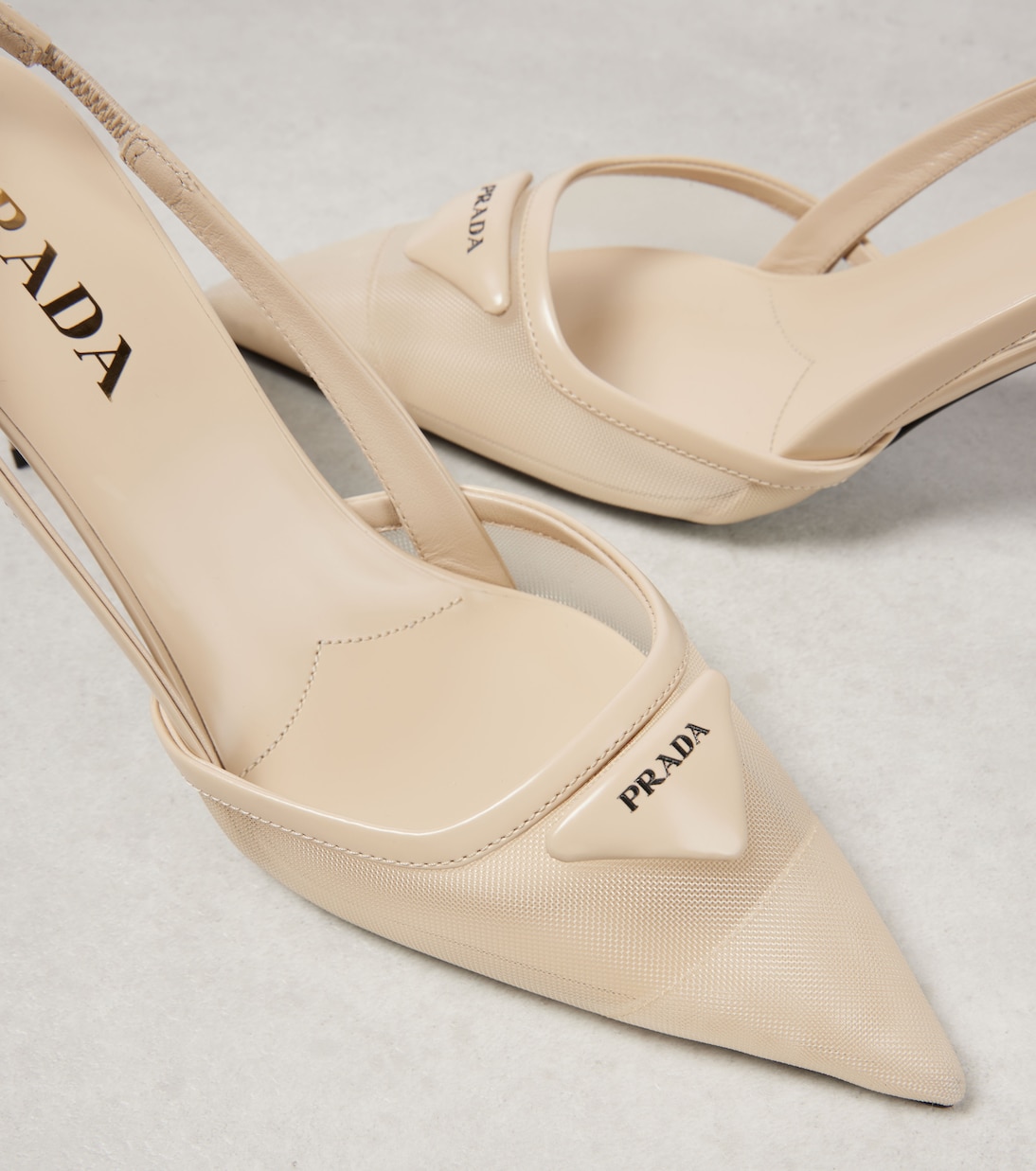 Scarpe con tacco PRADA in rete con dettagli in pelle, ideali per uno stile giovane e moderno.