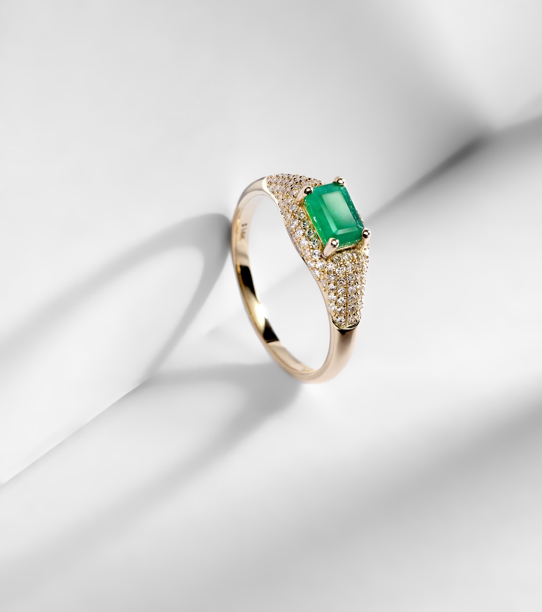 Bague en or 14 ct, émeraude et diamants | Stone and Strand