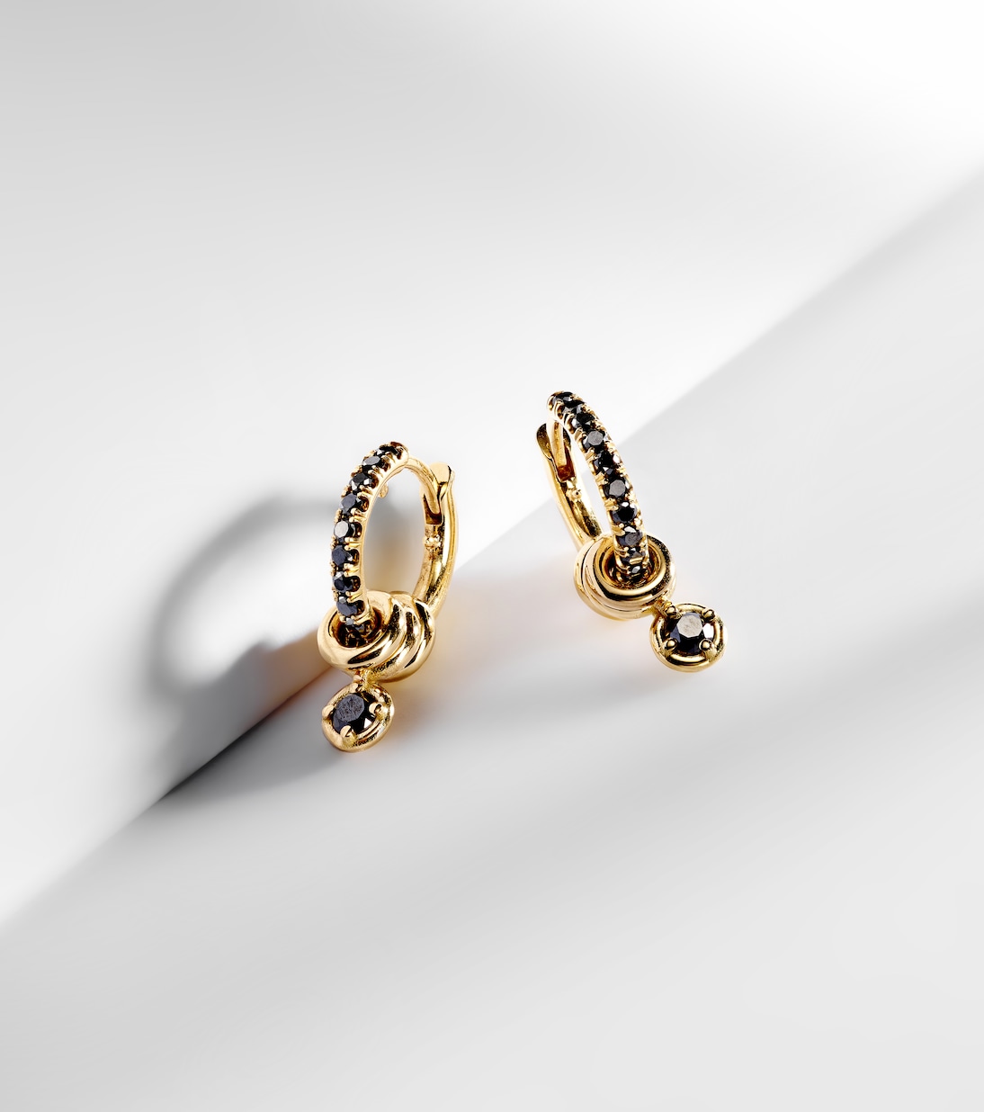 Orecchini a cerchio in oro 18kt con diamanti neri - Zahra di Spinelli Kilcollin