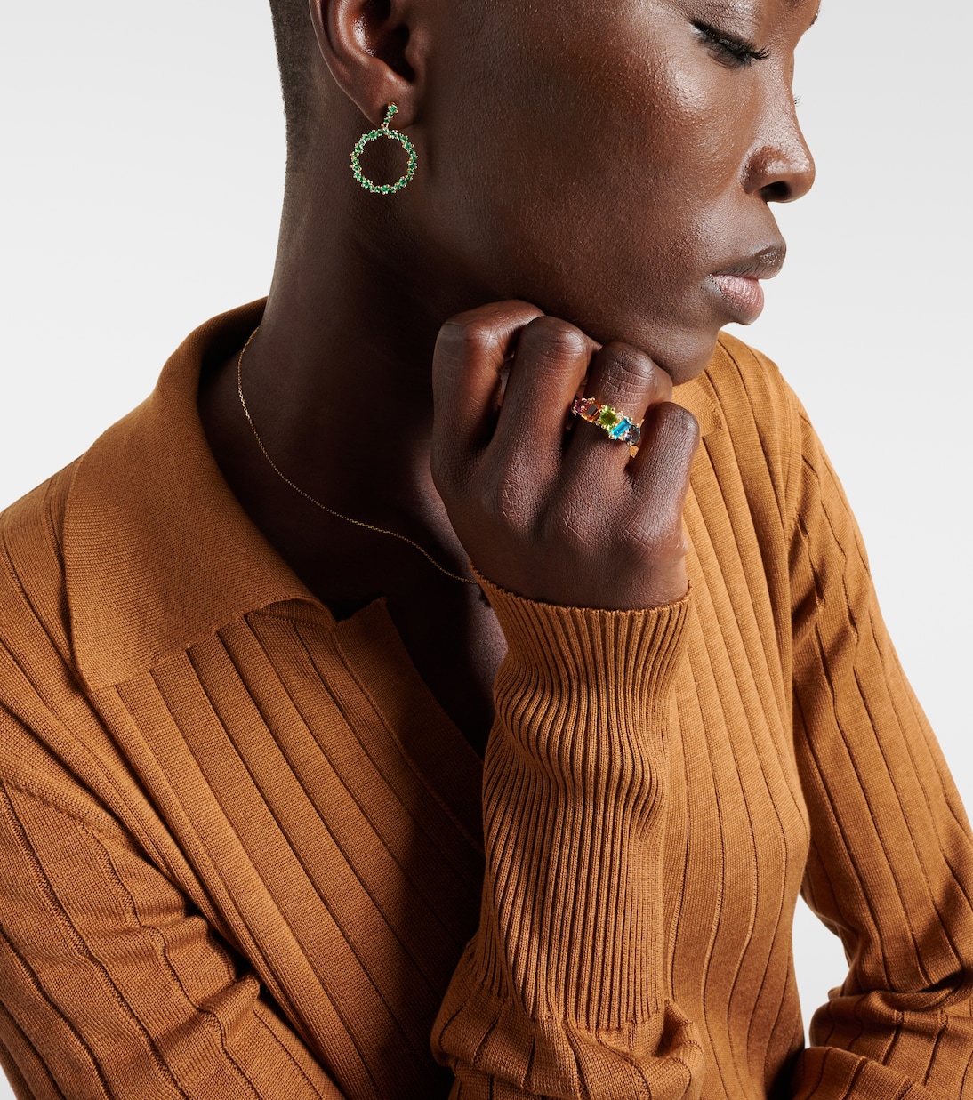 Orecchini pendenti in oro 18kt con smeraldi di Suzanne Kalan per giovani alla moda