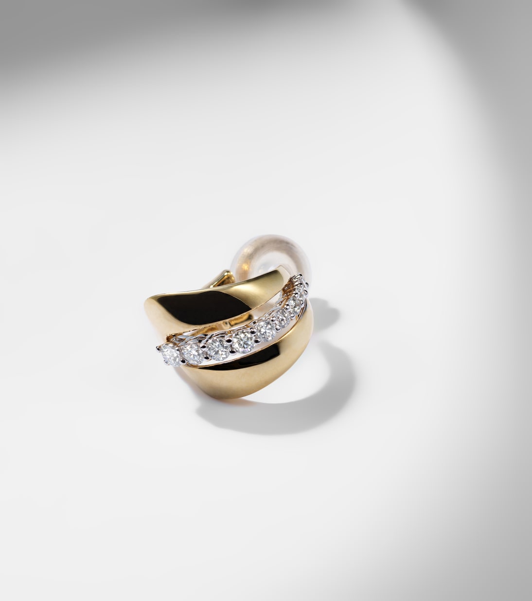 Orecchino a cuffia YEPREM Whisper in oro 18kt con diamanti, stile giovane e moderno