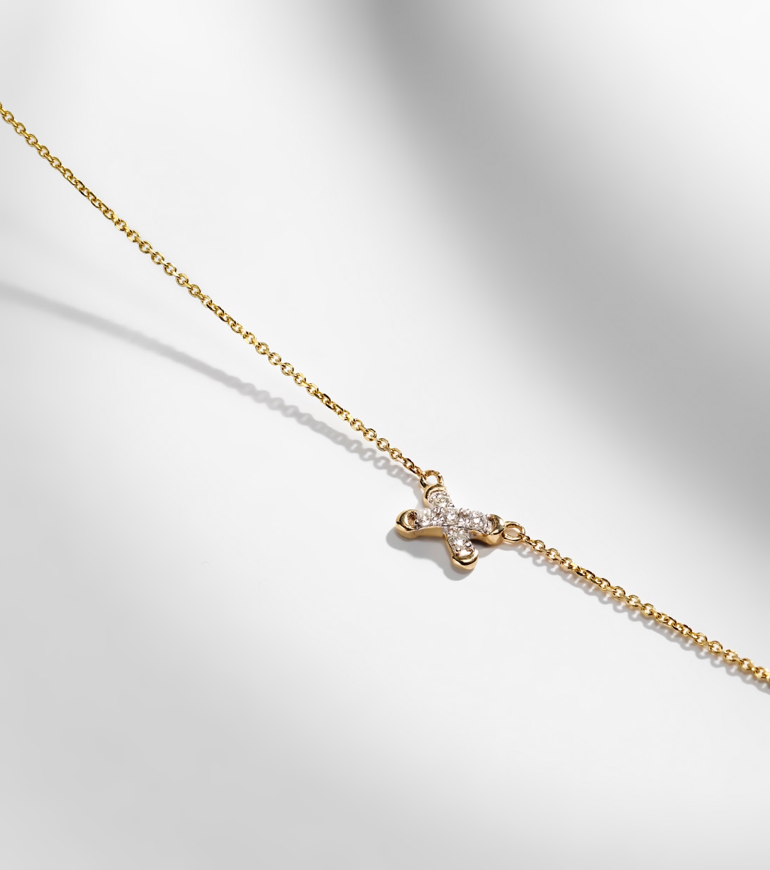 Collier Diamond Cross Stitch en or 14 ct et diamants blancs | Stone and Strand