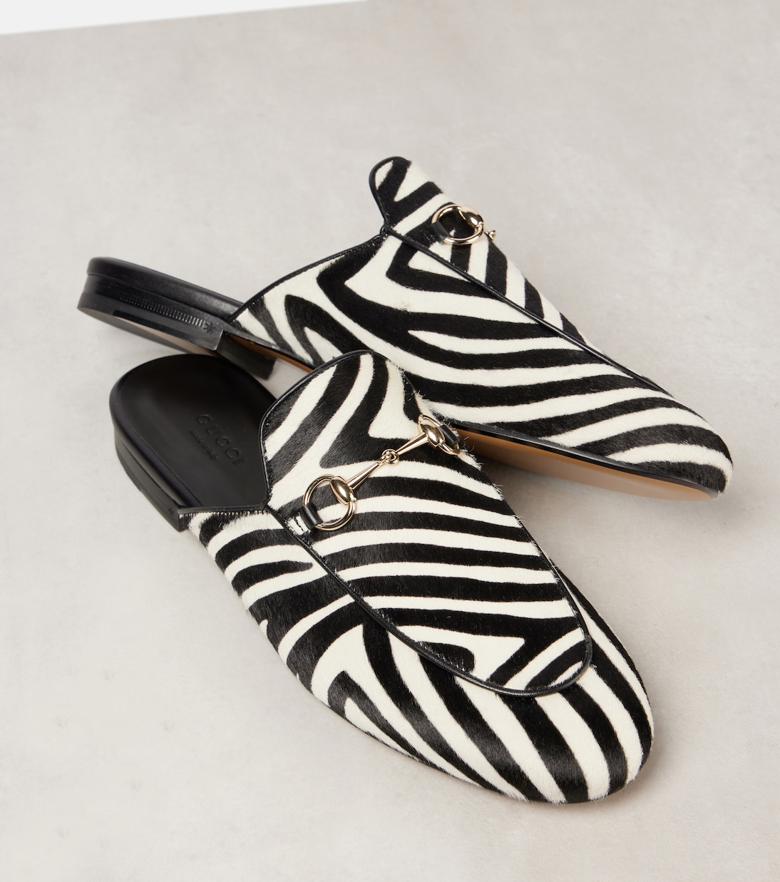 Stivaletti GUCCI in pelo di vitello con motivo zebrato e dettaglio Horsebit, perfetti per uno stile giovane e audace.