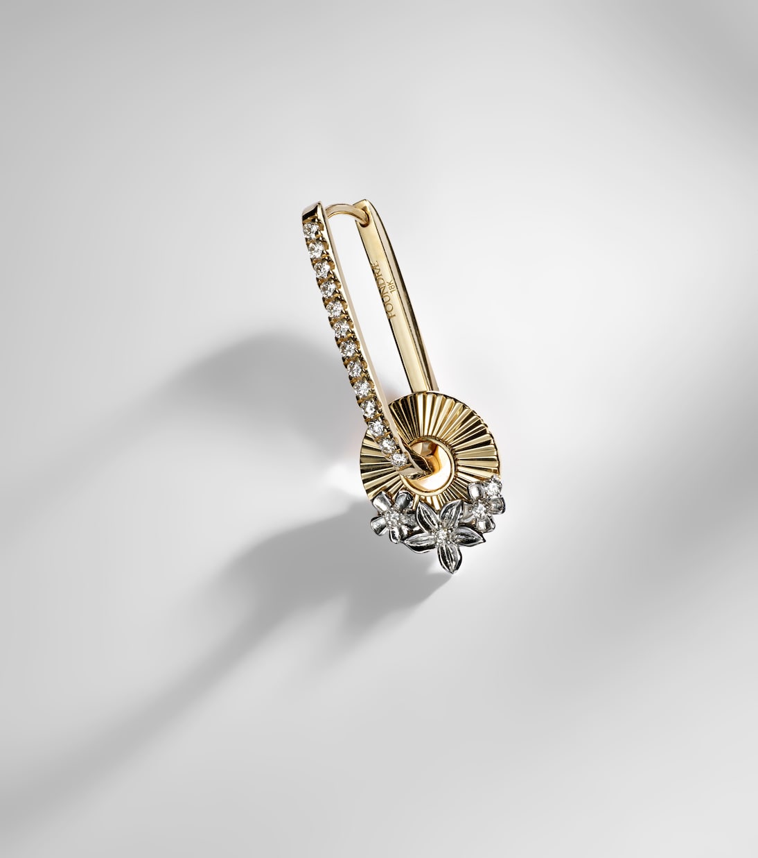 Boucle d’oreille unique en or 18 ct et diamants | FoundRae