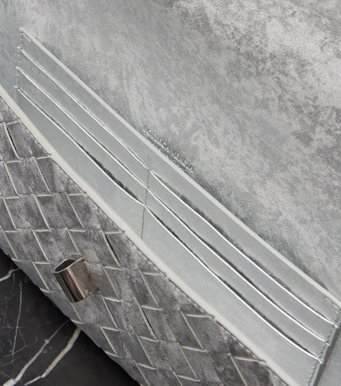 Andiamo Intrecciato编织金属感皮革手拿包 | Bottega Veneta