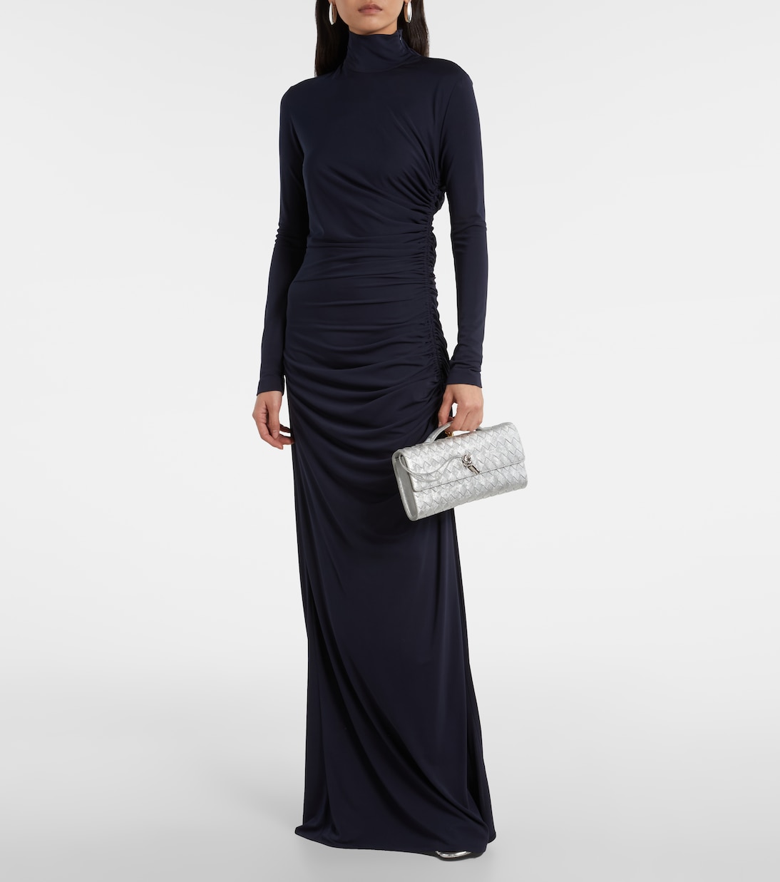 Andiamo Intrecciato编织金属感皮革手拿包 | Bottega Veneta