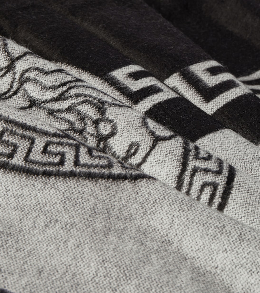 Greca Key and Medusa blanket | Versace Home