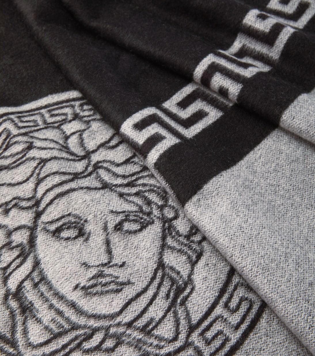 Greca Key and Medusa blanket | Versace Home