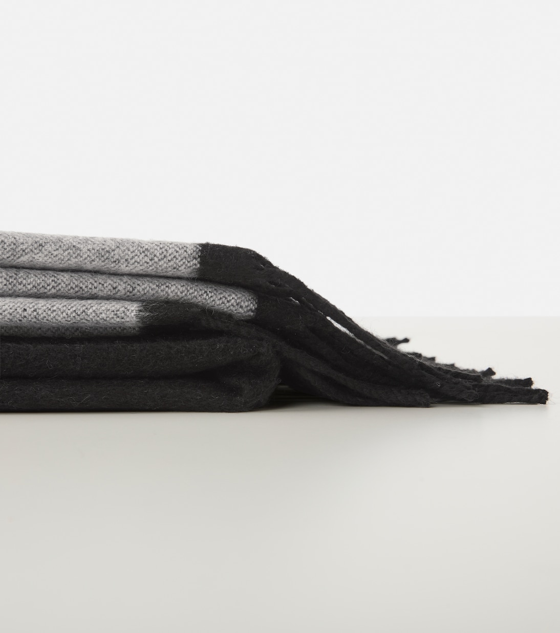Greca Key and Medusa blanket | Versace Home