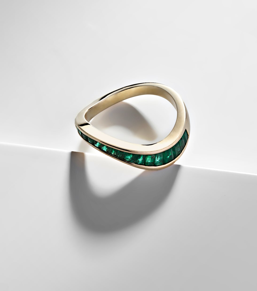 Bague Wave en or 9 ct et émeraudes | Rainbow K