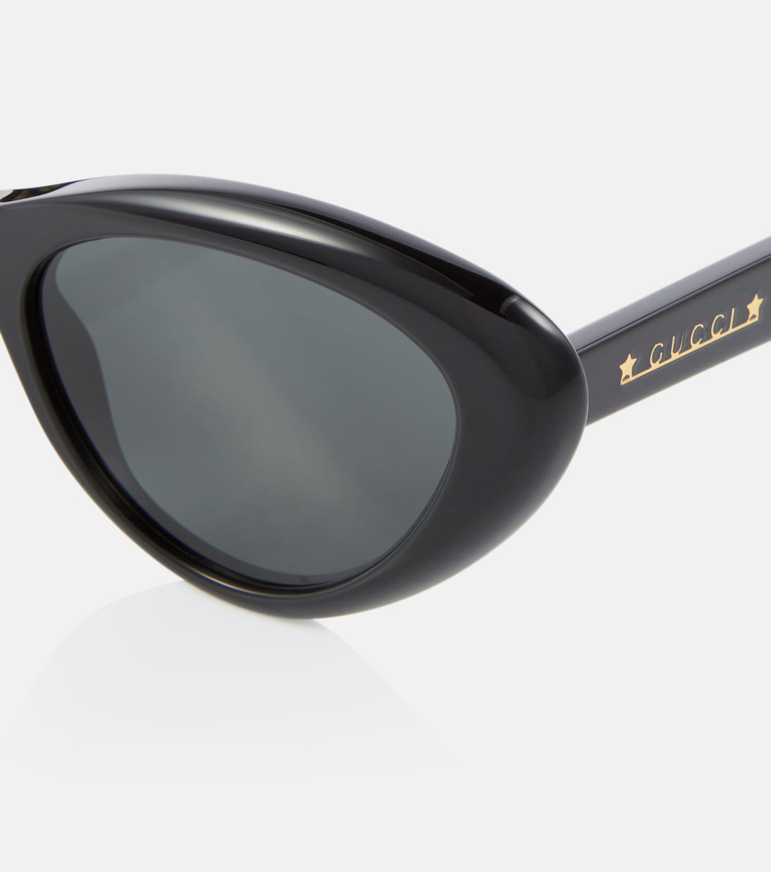 Occhiali da sole GUCCI con montatura a forma di gatto, stile giovanile e trendy.