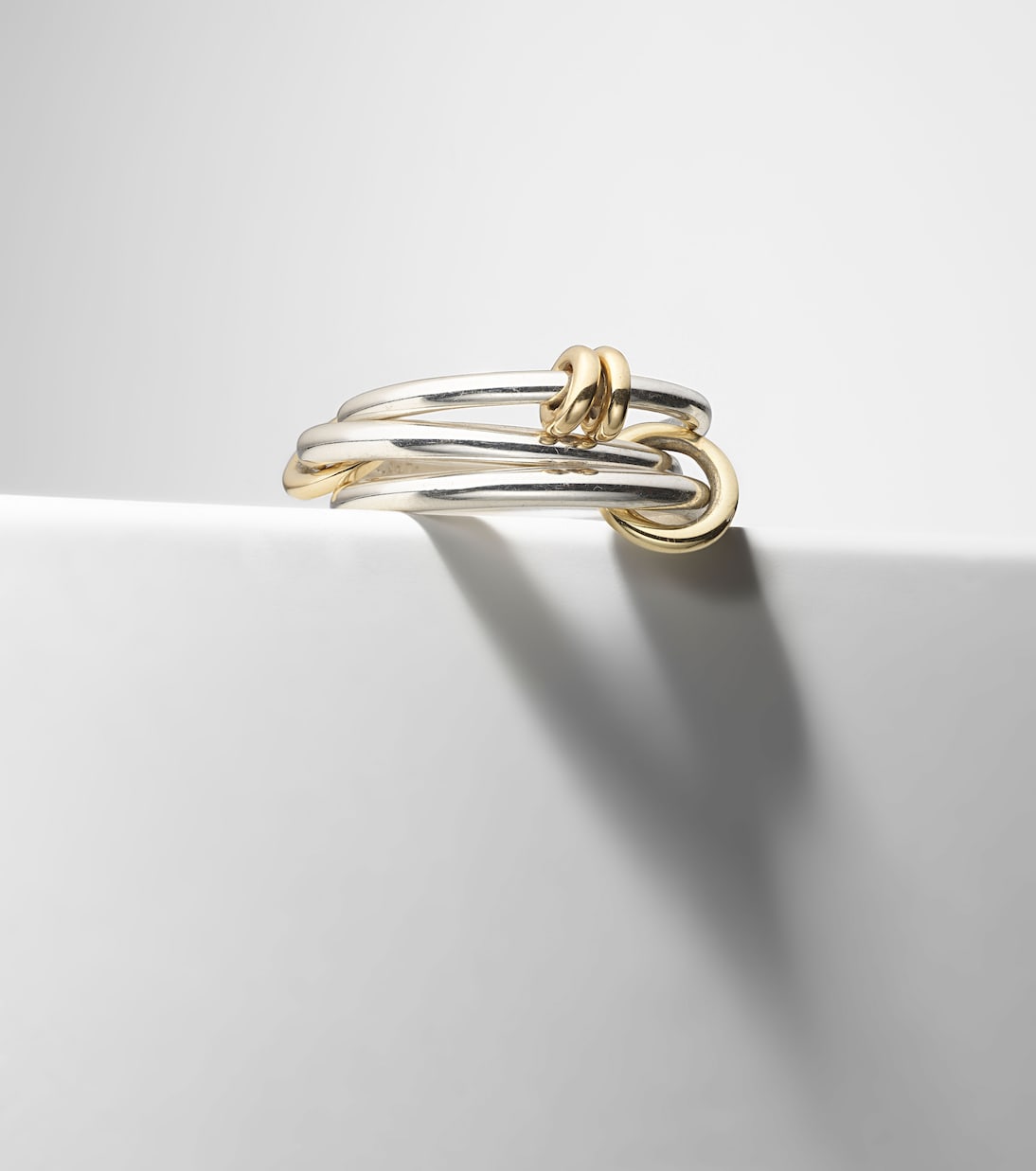 Anello in argento sterling e oro 18kt Raneth di Spinelli Kilcollin per giovani alla moda
