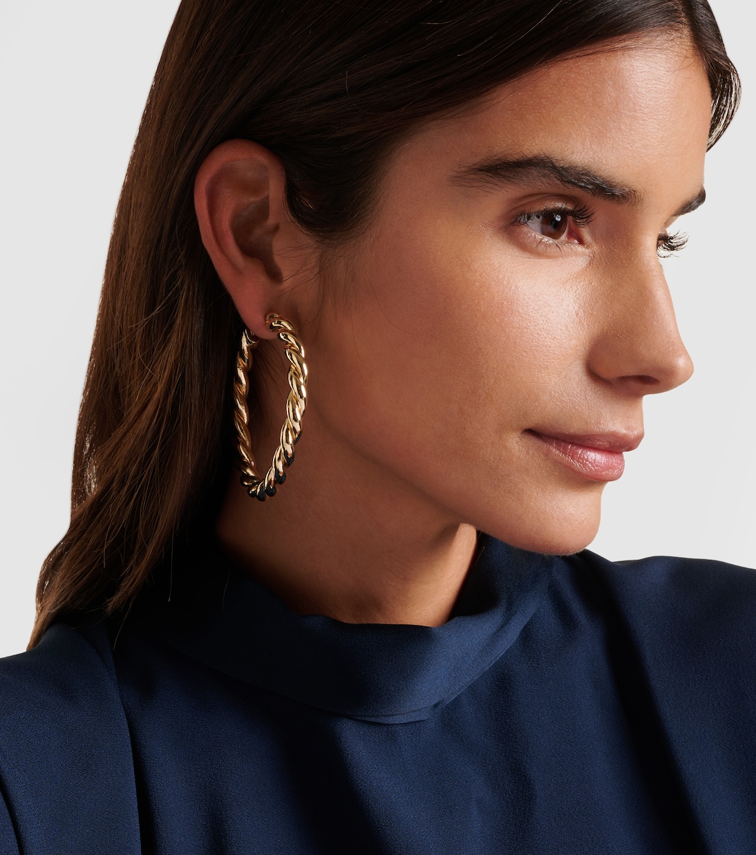 Orecchini a cerchio intrecciato in oro 14kt placcato di Jennifer Fisher per giovani trendsetter