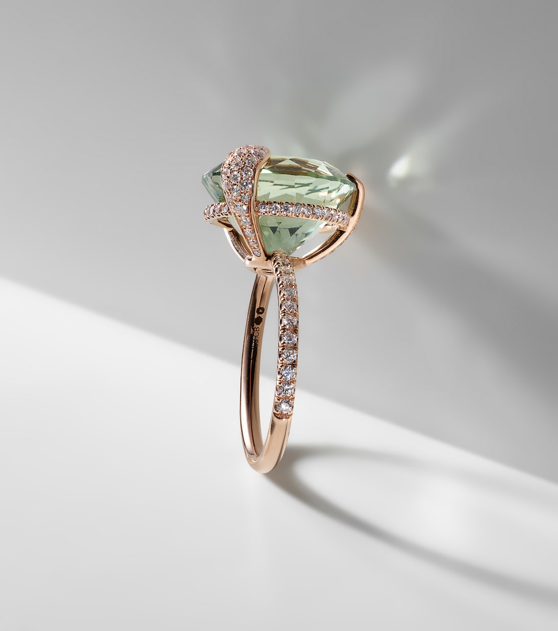 Anello Peekaboo in oro rosa 18kt con prasiolite e diamanti, gioiello esclusivo per giovani alla moda