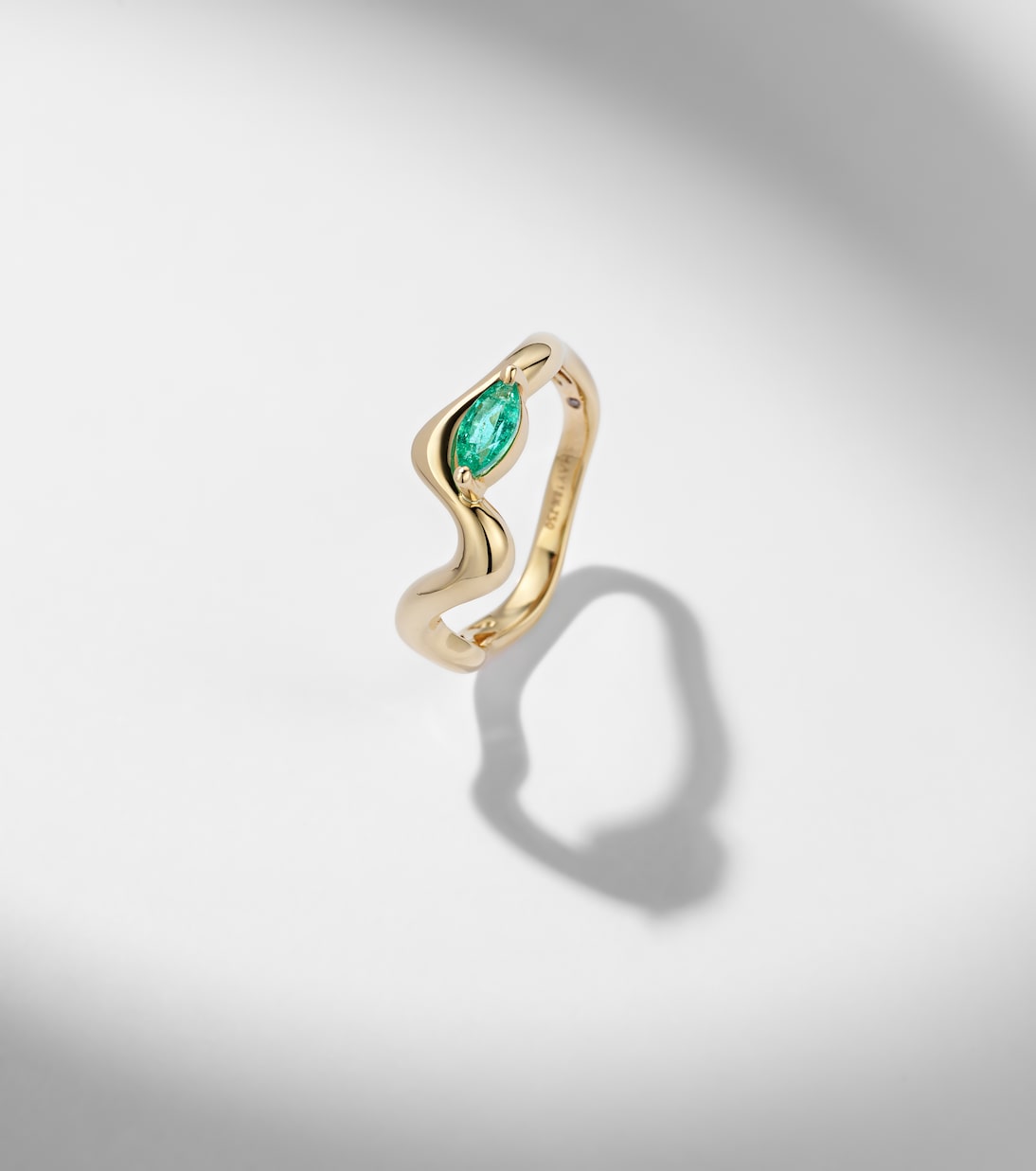 Ring Wave aus 18kt Gelbgold (750/1000) mit Smaragd | Shay Jewelry