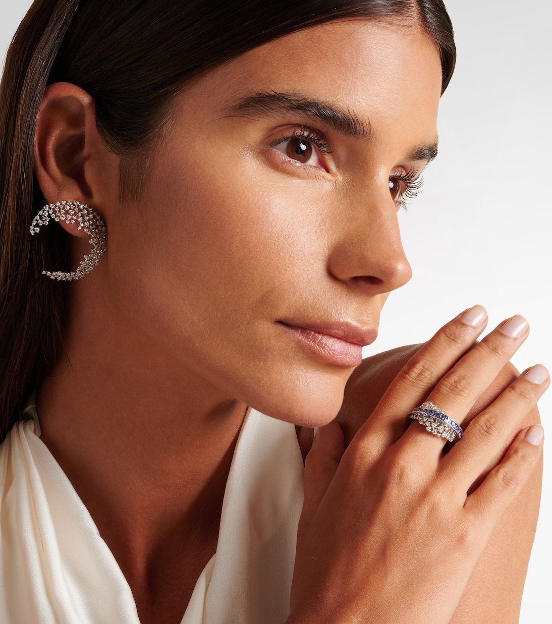 Anello in oro bianco 18kt con diamanti e zaffiri | Ananya