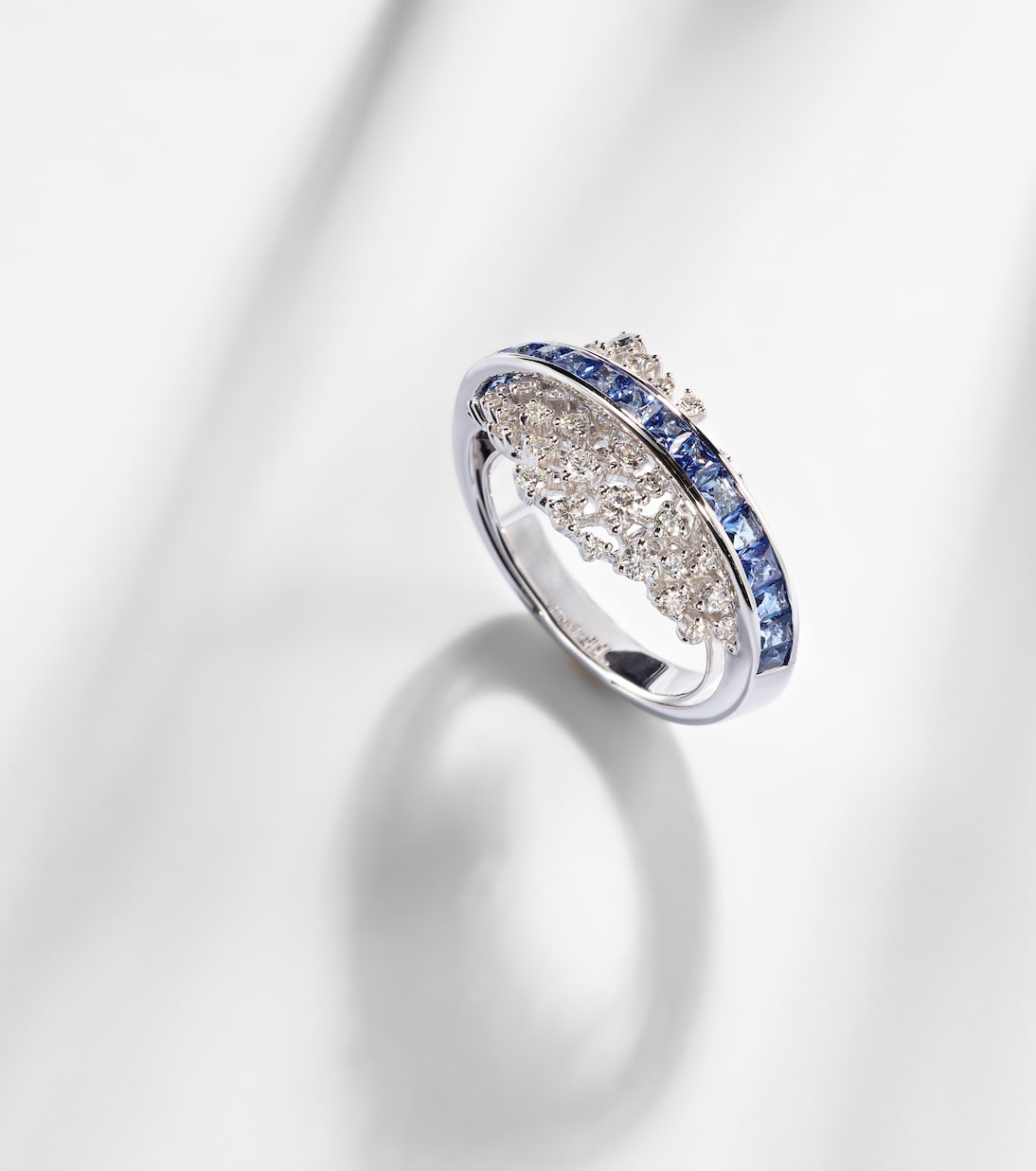 Anello in oro bianco 18kt con diamanti e zaffiri - Collezione Ananya per giovani eleganti